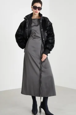 Abito in raso con cintura - Grigio