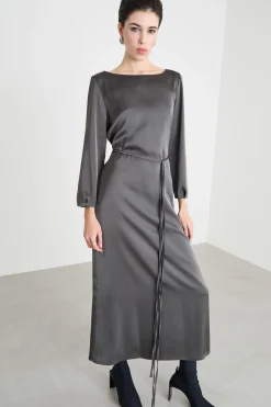 Abito in raso con cintura - Grigio