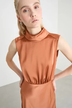 Abito midi in raso con collo alto - Marrone