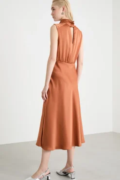 Abito midi in raso con collo alto - Marrone