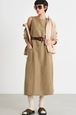 Abito smanicato lungo con tasche - Cammello