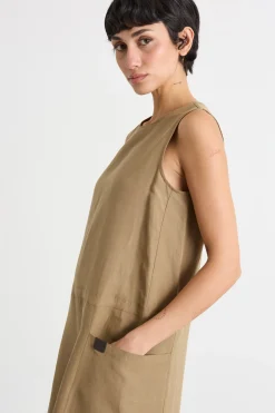 Abito smanicato lungo con tasche - Cammello