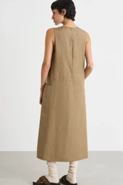 Abito smanicato lungo con tasche - Cammello