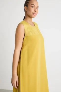 Abito svasato con bottone gioiello - Giallo