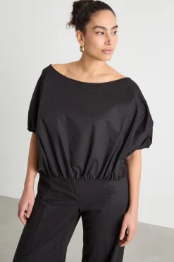 Blusa crop con ampio scollo a barchetta - Nero
