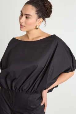 Blusa crop con ampio scollo a barchetta - Nero