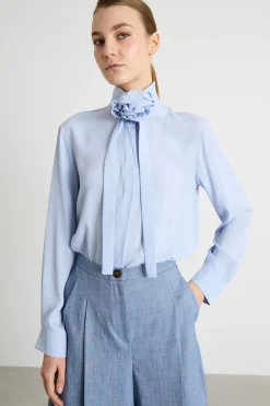 Blusa in crepe con applicazione a fiore - Azzurro