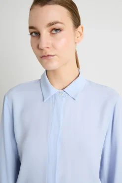Blusa in crepe con applicazione a fiore - Azzurro