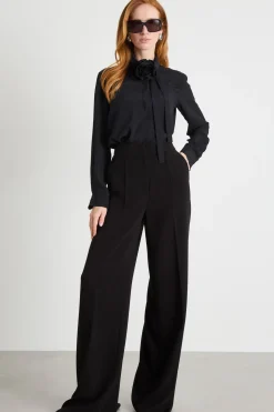 Blusa in crepe con applicazione a fiore - Nero