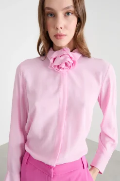Blusa in crepe con applicazione a fiore - Rosa