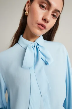 Blusa in crépe con foulard - Celeste