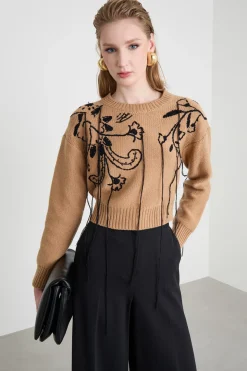 Maglia aderente con un ricamo in filo - Cammello