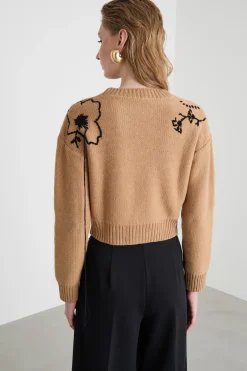 Maglia aderente con un ricamo in filo - Cammello