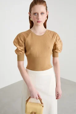 Maglia con maniche corte a palloncino - Cammello