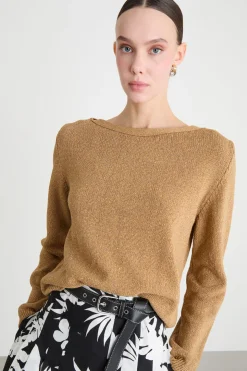 Maglia dritta con scollo a barchetta - Cammello