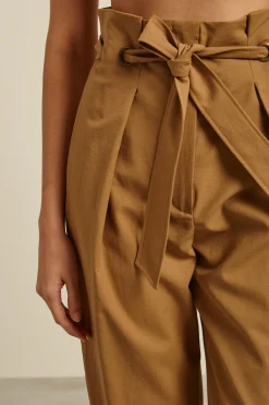 Pantaloni carrot con cintura - Nocciola