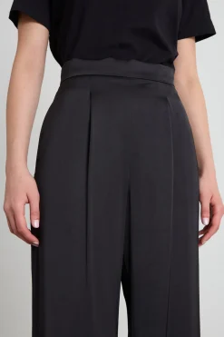 Pantaloni con pinces in raso - Nero