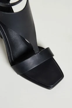 Sandalo in pelle con cinturino a T - Nero