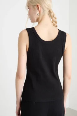 Top smanicato aderente - Nero