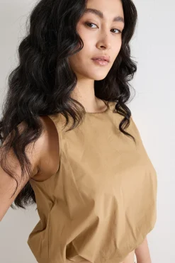 Top smanicato con fondo elastico - Cammello