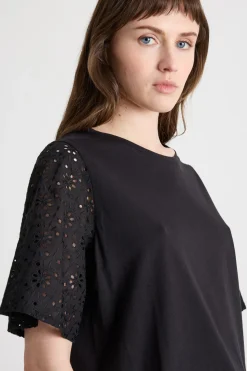 T-shirt con maniche ricamate - Nero