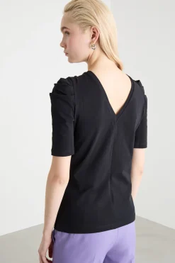 T-shirt con scollatura a V sul retro - Nero